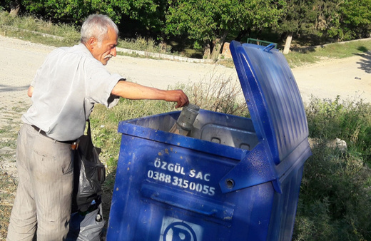 20 yıldır ormanlardan çöp toplayıp çevre temizliğine katkıda bulunuyor!