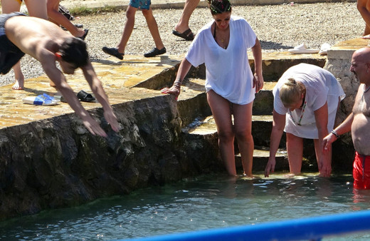 Antalya Demre'de hava 45 su 12 derece! Şifalı suyu duyan koştu titreye titreye eve gidiyorlar