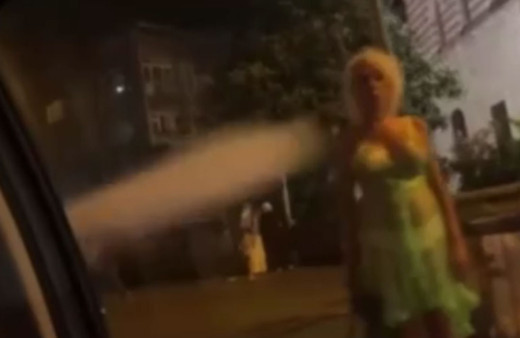 İğrenç adamlar paylaştı! Kaldırımdaki kadınlara 'çalışıyor musunuz?' diye sorup yangın tüpü sıktılar