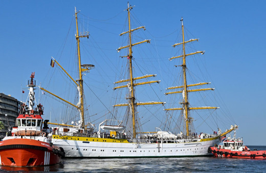 Romanya'nın yelkenli askeri eğitim gemisi İzmir'e geldi