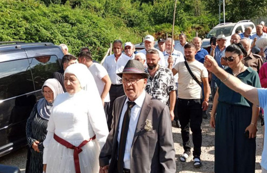 48 yıl önce yapamadıkları düğünü 72 yaşında yaptılar!