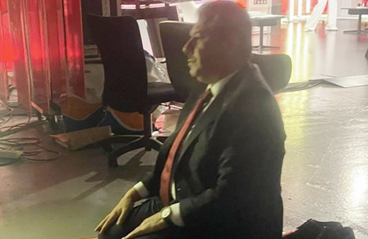 Tevfik Göksu'nun, stüdyoda namaz görüntüsünü bakın kim sızdırdı! Ahmet Hakan'dan 'namaz' savunması