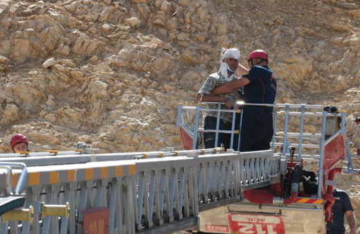 5.5'lik depreme dağ çayı toplarken yakalandı! Kayalıklardan 20 metre aşağıya düştü...