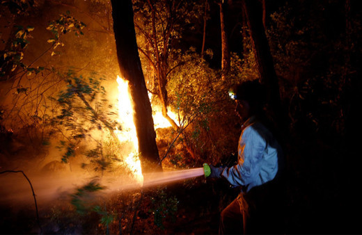 Antalya Kemer'de orman yangını! Hastane ve evler boşaltıldı, vatandaş yangın tüpleriyle yardıma koştu