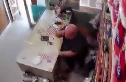 Adana'daki 5.5'lik depremin yeni görüntüleri ortaya çıktı! Telefonla konuşurken neye uğradığını şaşırdı...