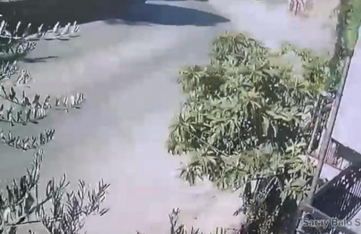 Adana'yı 5.5'lik deprem vurdu! Duvar saniyeler içerisinde yerle bir oldu... O anlar kamerada