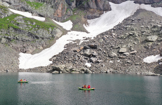 Giresun'unun buzul gölleri ilgi çekti temuz ortasında göl kenarlarında hala kar var