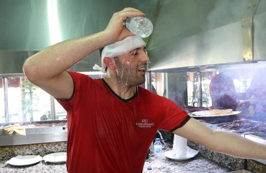 Adana kavruluyor! Kebapçıların sıcak hava ile imtihanı: 44 derecede böyle serinlediler!