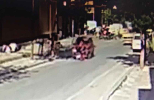 Elazığ'da aniden yola çıkan 3 çocuğa otomobil çarptı! Kaza anı saniye saniye kamerada