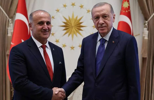 İYİ Parti'den AK Parti'ye geçen Kaya'ya rozetini Erdoğan taktı