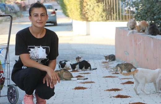 'Gürcü anne' enkaz kentte herkesin yapamadığını yapıyor! Gelin olarak geldi, şimdi her ay...