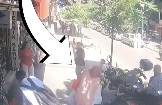 İstanbul’da akıl almaz olay: Binadan başlarına taş yağdı! Dehşet anları kamerada kimse ne yapacağını bilemedi...