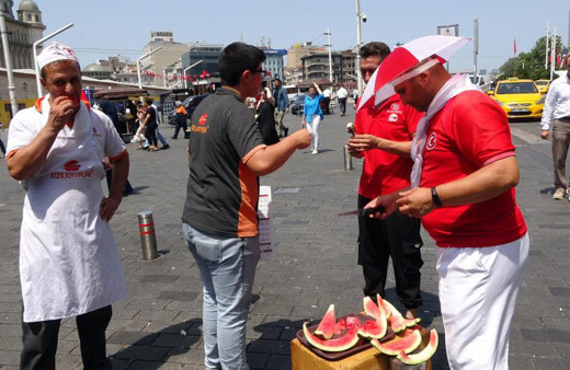 İstanbul'un göbeğinde kavurucu sıcağa ilginç çözüm: Güneşte karpuz soğuttular!