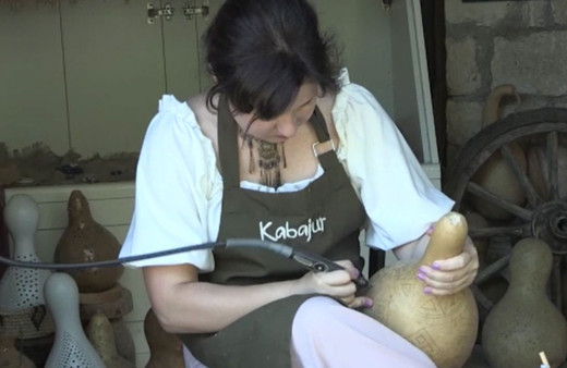 Rus gelin, kayınpederinden öğrendiği Türk el sanatını yaşatıyor!