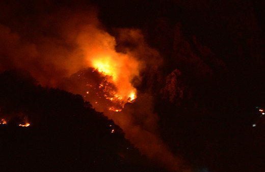 Kemer 35 saattir cayır cayır yanıyor! Alevler gece yeniden yükseldi, yoğun müdahale devam ediyor!