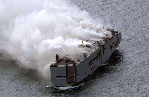 Almanya'dan Mısır'a otomobil taşıyan gemide yangın! 1 kişi öldü!