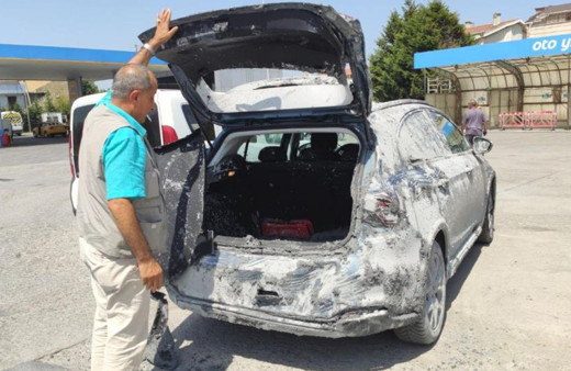 Otomobil sahibi vatandaşa büyük şok! Elleriyle temizlemeye çalıştı