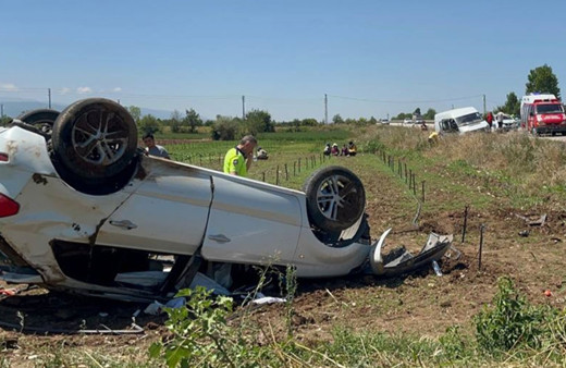 Tokat'ta otomobil park halindeki minibüse çarptı: 2 kişi öldü, 4 kişi yaralandı