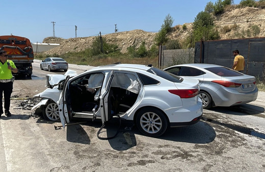 Adana'da otomobil yol temizleme aracına çarptı! Anne öldü, 3 çocuğu yaralandı!