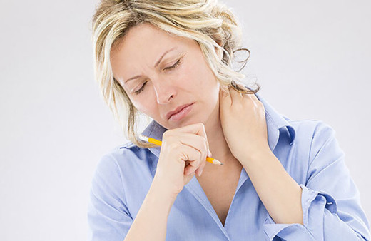 Yazınız kabusa dönmesin! Klimadan ve mevsim geçişlerinden tutulan boyunlara dikkat