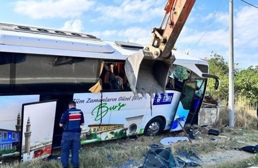 Şoförün kalp krizi geçirmesiyle tur otobüsü kaza yaptı: 1 ölü, 8 yaralı