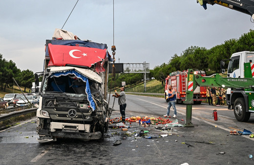 Esenyurt'da feci kaza! Karşı yöne geçen kamyon devrildi; 1 ölü,1 yaralı