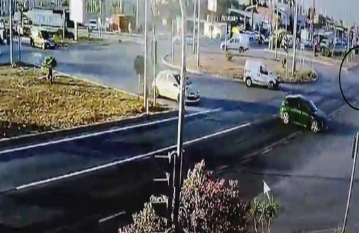 Ölümden kıl payı kurtuldu! Hatay'da motosiklet sürücüsü metrelerce havaya uçtu