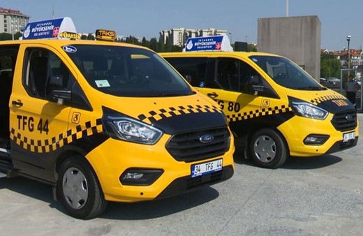 İstanbul'da minibüsten taksiye dönüştürülen araç sahipleri eylem yaptı!