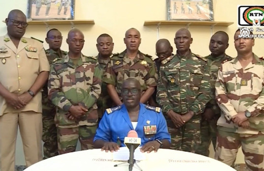 Darbe oldu! Askerler yönetimi el koydu! Sınırlar kapatıldı Cumhurbaşkanı Türkiye'de iken...