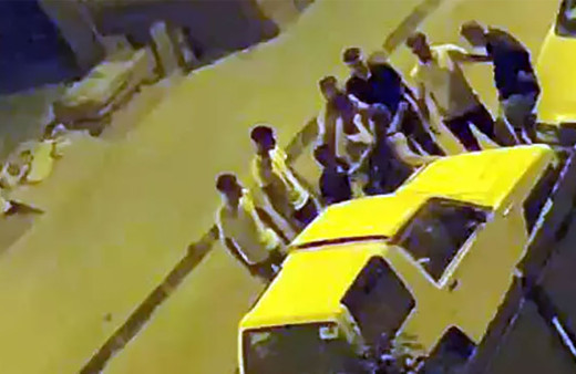 Köpek gezdiren kadınlara cinsel organını çıkarıp gösterdi! 'Sapık var' denince mahalleli meydan dayağı çekti