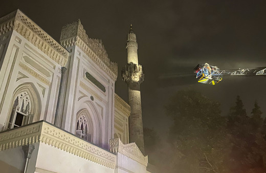 Beşiktaş Yıldız Hamidiye Camisi'nde çıkan yangın! Gece yarısı İstanbul'da alarm