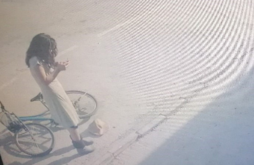 Bisikletli genç kızdan pes dedirten hareket! Güvenlik kamerası saniye saniye kaydetti