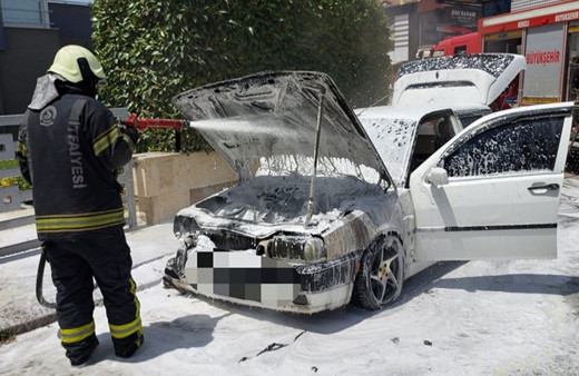 Denizli'de park halindeki otomobil cayır cayır yandı!