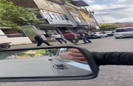 El şakası ara açtı! İki arkadaş birbirine girdi