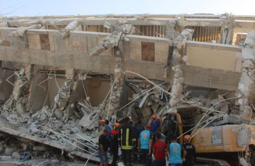 Hatay'da çöken binanın altında kalan iş makinesi operatörü kurtarıldı