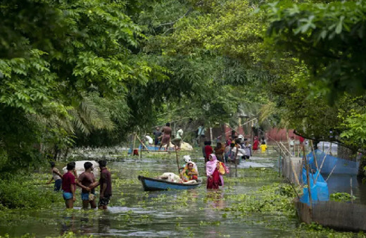 Ölü olarak bildiği annesini kurtarma çalışmaları için gittiği köyde buldu