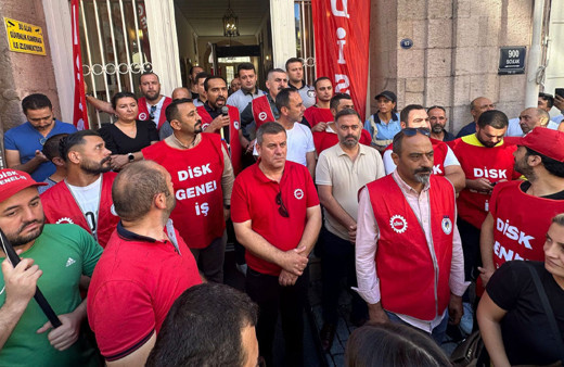 İzmir Büyükşehir Belediyesi işçileri iş bırakma eylemi yaptı!