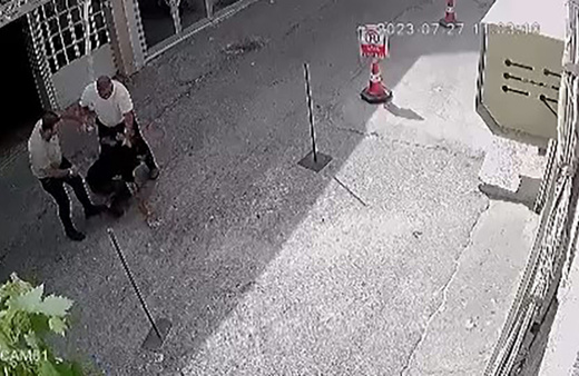 Yumruklar havada uçuştu! Bursa'da esnaf yakaladığı hırsızı arkadaşıyla dövdü