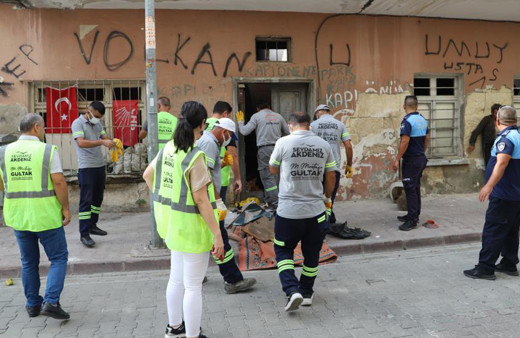 Mersin'de çöp ev vakası! Kötü kokular ekipleri harekete geçirdi: Tam 10 ton çıkarıldı!