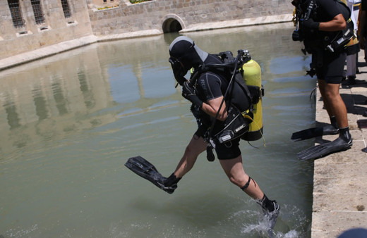 Şanlıurfa'da Balıklıgöl'ün zemini dalgıçlar tarafından temizleniyor!