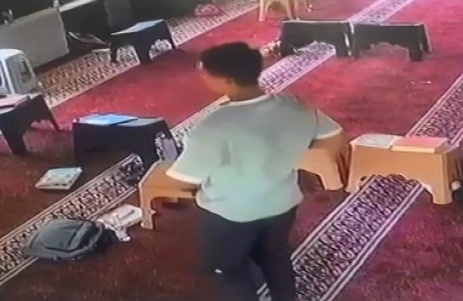 Kur'an kursunda şok eden hırsızlık! Pantolonun içine sokup kaçırdı