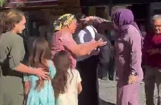 Kadın esnaflardan para ödemeyen müşteriye meydan dayağı