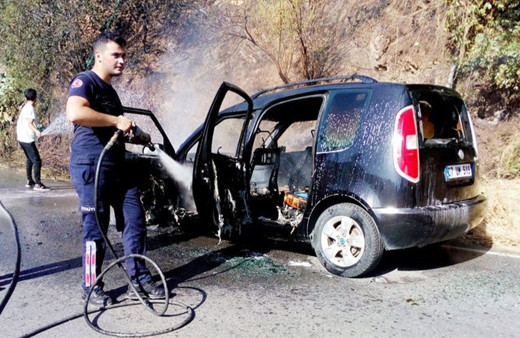 Antalya'da seyir halindeki otomobil alev alev yandı!