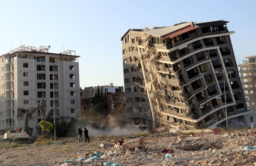 Hatay'da ağır hasarlı 10 katlı bina kontrollü şekilde yıkıldı!