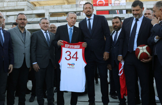 Cumhurbaşkanı Erdoğan gazetecilere basketbol topu hediye etti