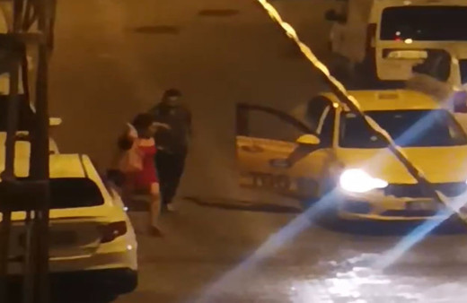 Taksiciyle ücret için kavga eden kadının sokak ortasında yaptıkları akıllara durgunluk verdi