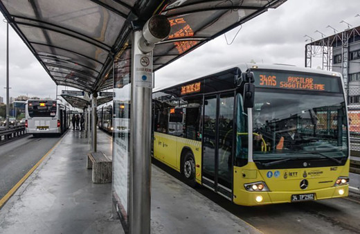 İstanbul halkından belediyeye tepki! İki metrobüs arızalandı yolcular yola döküldü