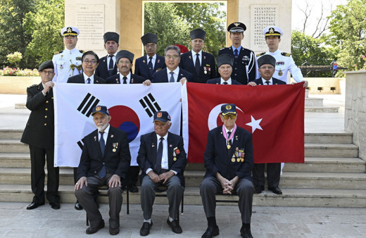 Güney Kore Dışişleri Bakanı, Ankara'daki Kore'de Savaşan Türkler Anıtı'nı ziyaret etti