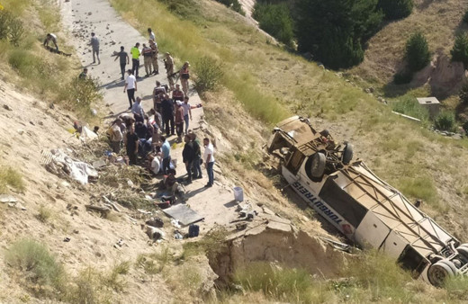 Kars'ta yolcu otobüsü viyadükten düştü! Çok sayıda ölü ve yaralı var