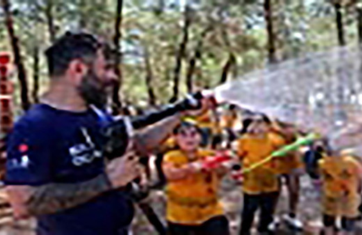 Adana sıcaklarına çocukların yüzünü güldüren çözüm! İtfaiye ekipleriyle su savaşı yaptılar